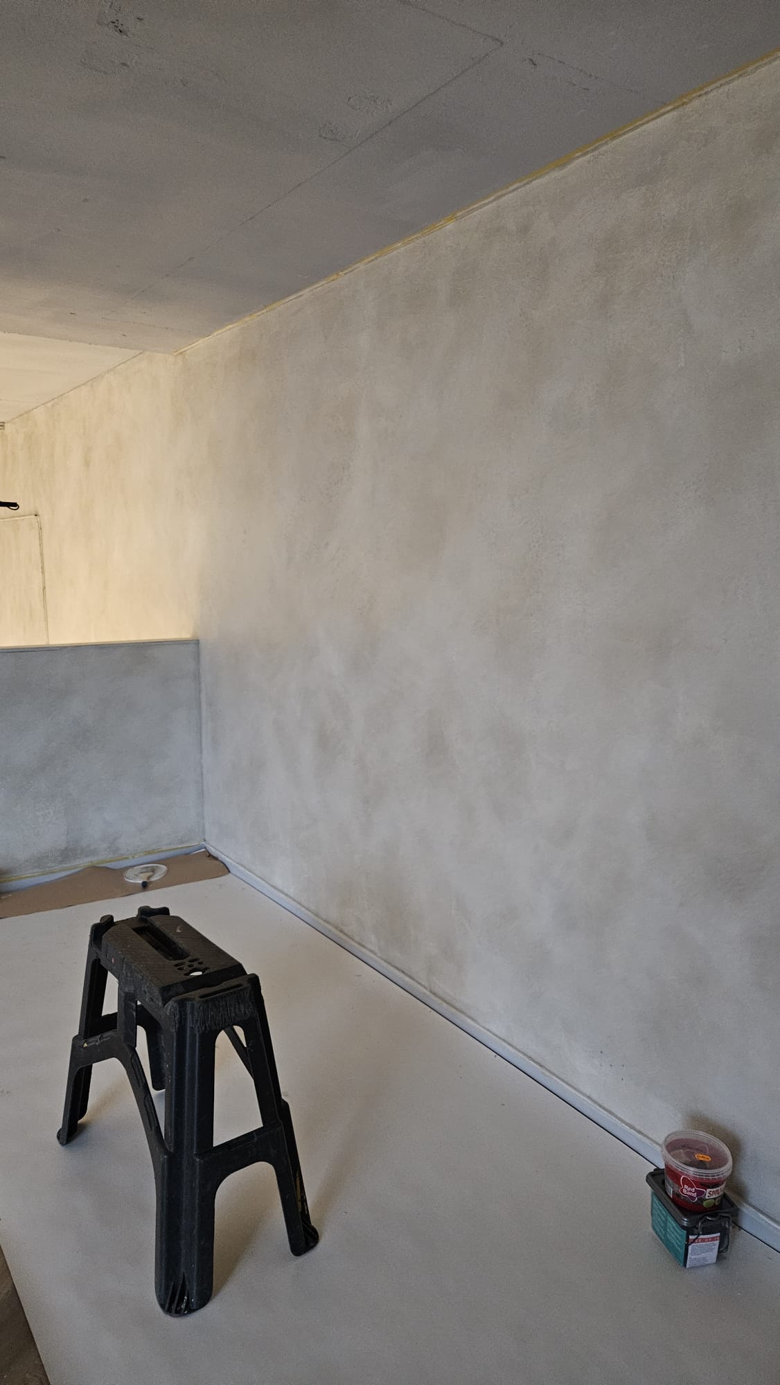 Maaike Beton brengt betonlook verf aan. Muur bij winkel LAB02