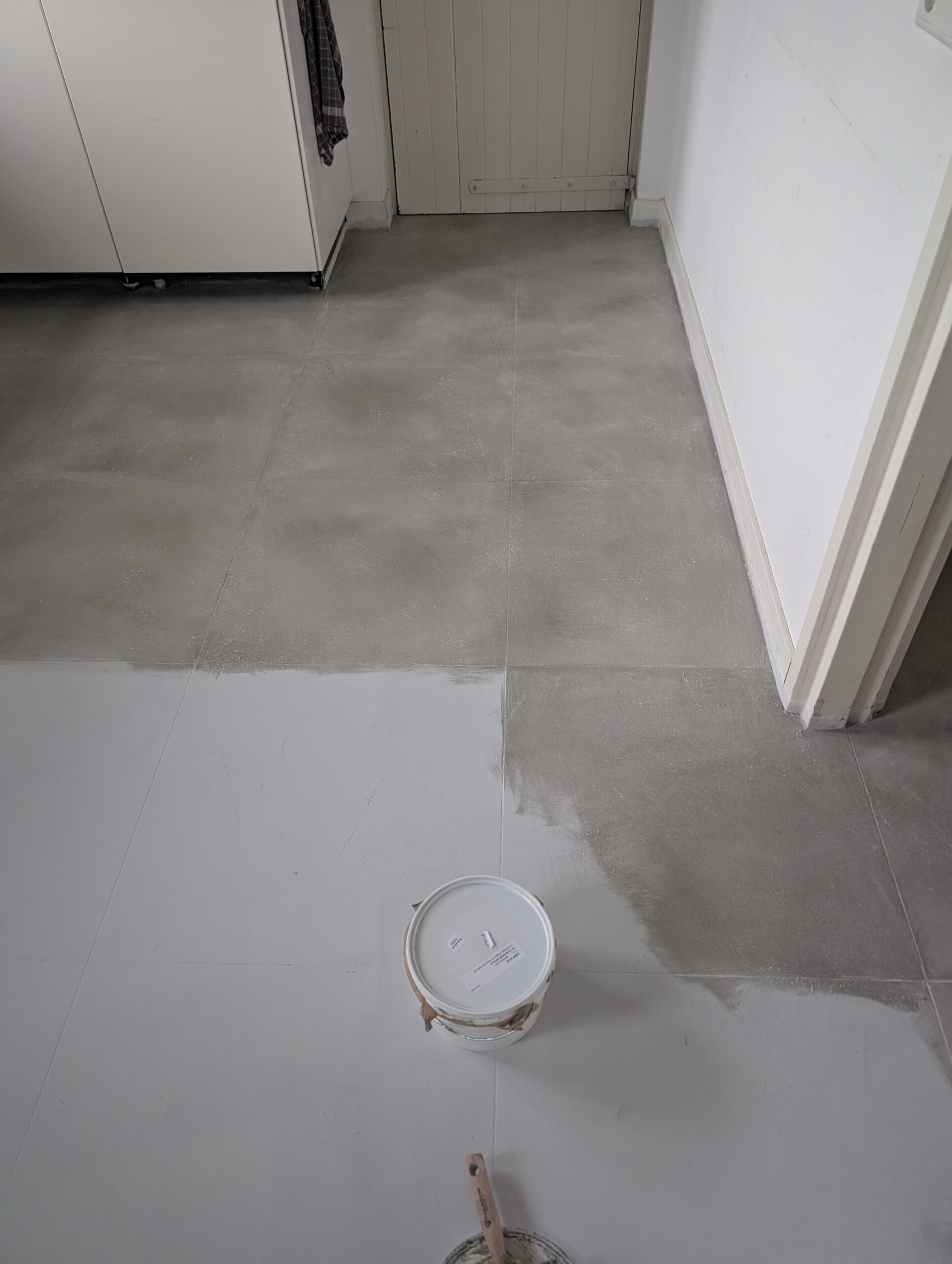 Maaike Beton brengt betonlook verf aan. Muur bij winkel LAB02