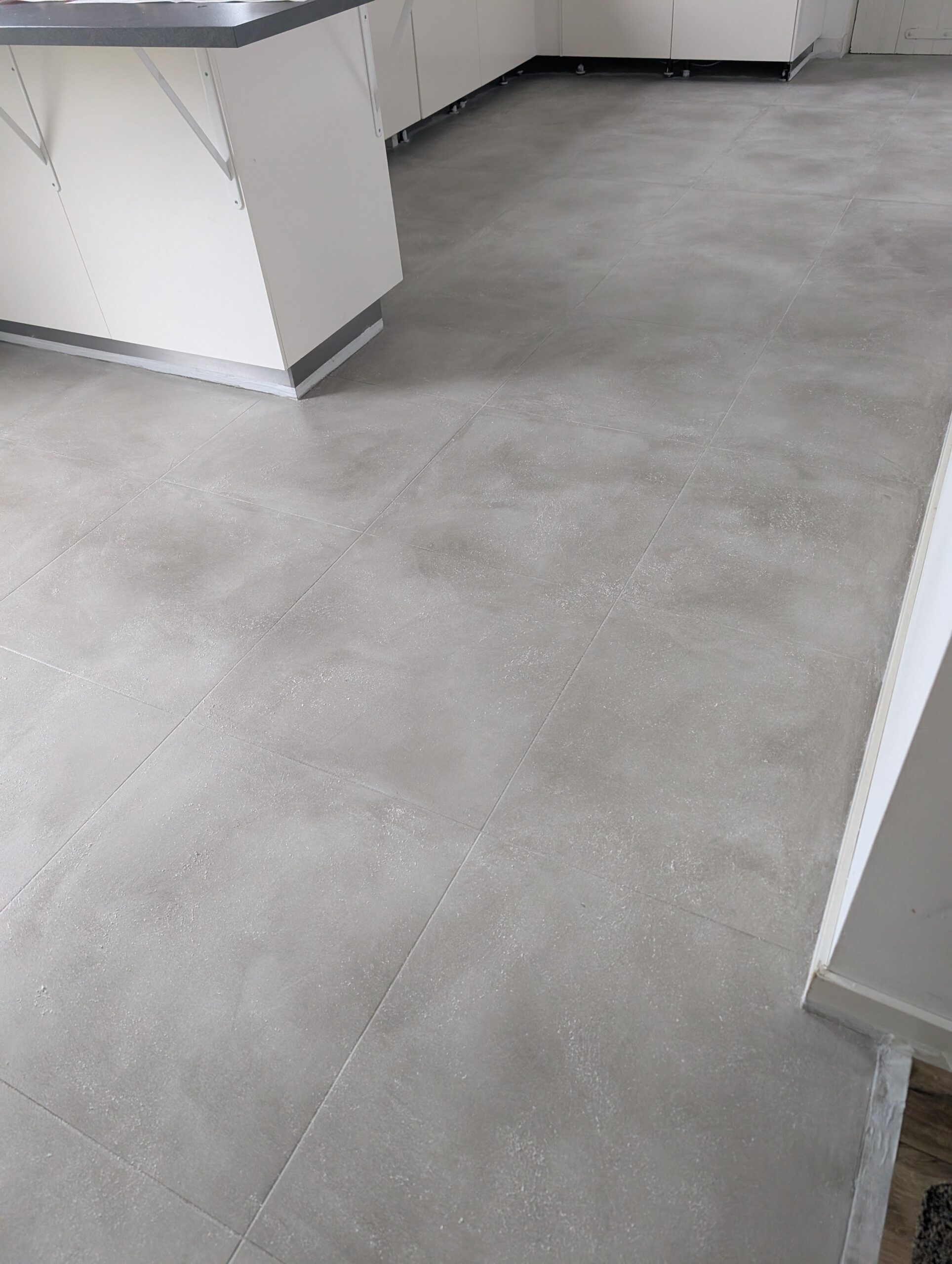Maaike Beton brengt betonlook verf aan. Muur bij winkel LAB02