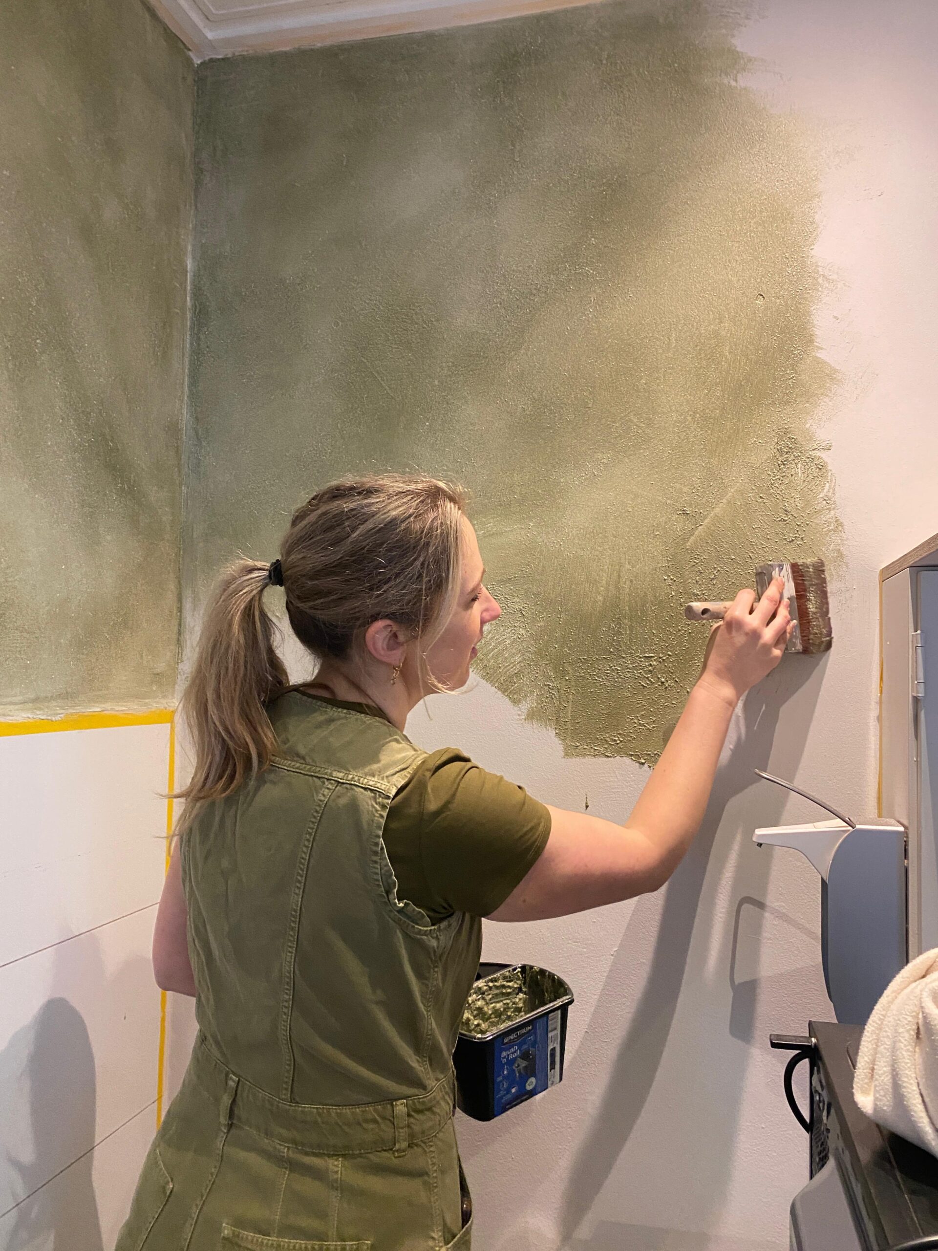 Betonlookverf op muur bij Lot Louisa kantoor