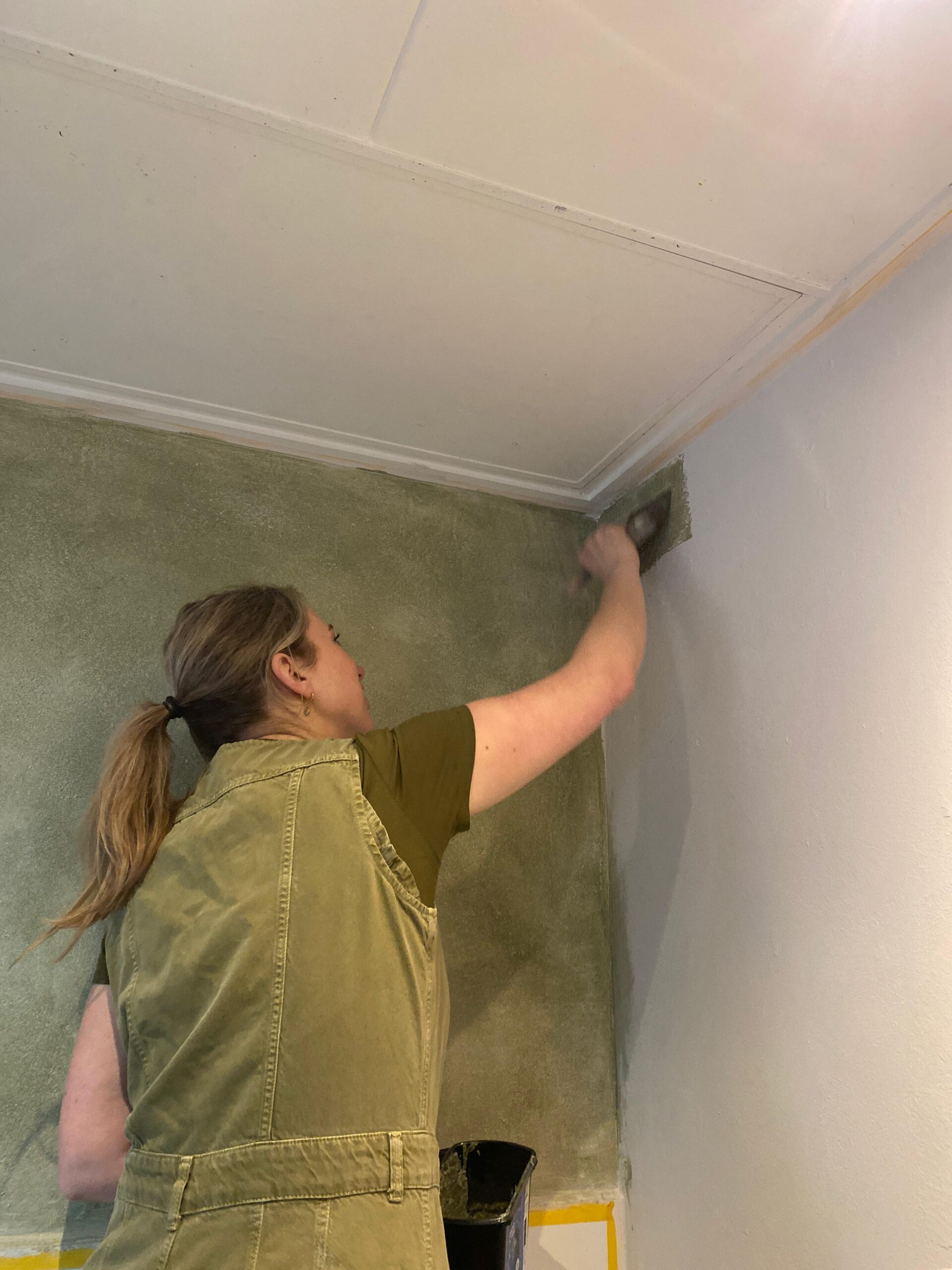 Maaike Beton brengt betonlook verf aan. Muur bij winkel LAB02